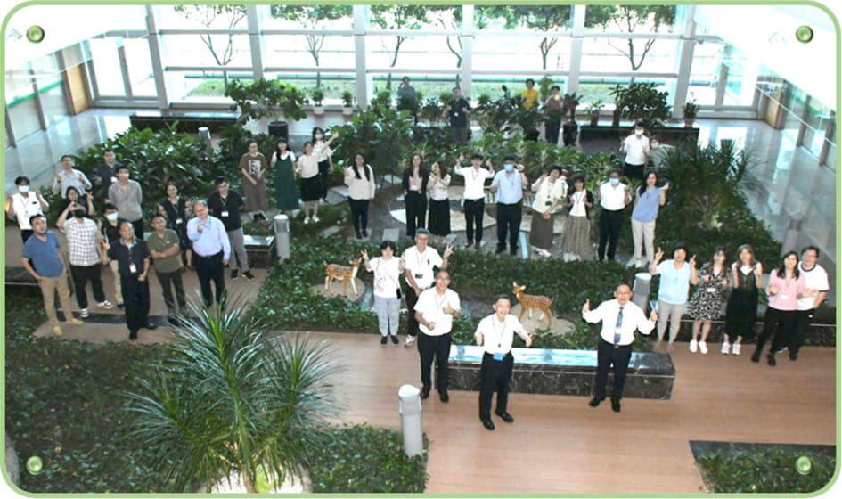 推動全國據點響應綠色辦公：本行積極推動辦公室節能減碳，111年由總行大樓率先成為環境部綠色辦公的企業夥伴，並持續將「節省能資源」、「源頭減量」、「綠色採購」、「環境綠美化」及「宣導倡議」5大指標綠色辦公措施推廣至國內各辦公場域；透過汰換高效率光源及空調設備、推動無紙化電子作業及資產共享平台等措施，帶動員工生活轉型，致力營造綠色工作環境，並於114年完成國內全據點響應，打造金融業最大之綠色辦公網絡。